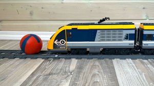 ПОЕЗДА детям - ЛЕГО поезд катает мячик по кругу - Поезда игрушки