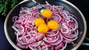 Просто выливаю яйца на лук — старый деревенский рецепт, удивил даже тех, кто не любит лук