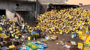 Старые бочки и коробки идут под пресс. Процесс переработки.