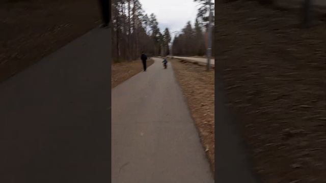 Светозар учится кататься на велосипеде. Это его четвертый выезд 14 марта 2025 г.