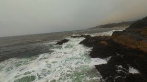 Скалистое побережье Тихого океана в Орегоне в туманный день | DJI Avata FPV