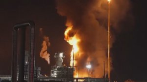 В Техасе после взрыва загорелся крупнейший НПЗ