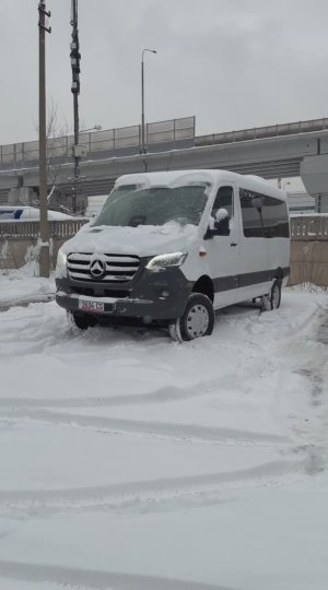 Сравнение заднего и полного привода Мерседес Спринтер на летней резине в снежную зиму.
