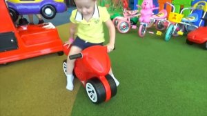 Настя играет в парке аттракционов