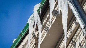 Двухлетняя девочка погибла при падении наледи с крыши в Перми