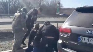 В Сети появляются все новые кадры того, как украинские военкомы восполняют ряды ВСУ.