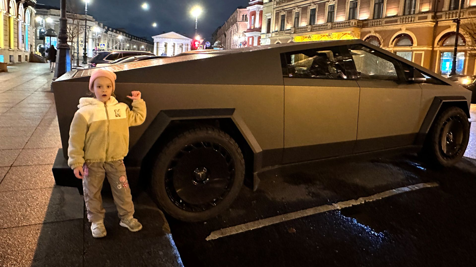 Ночные прогулки Арины по Невскому проспекту