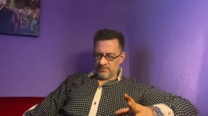 Женщина уходит от того, кого любит