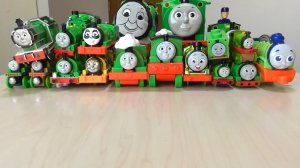 Паровозик Томас. Играем с коллекцией зелёных паровозиков.