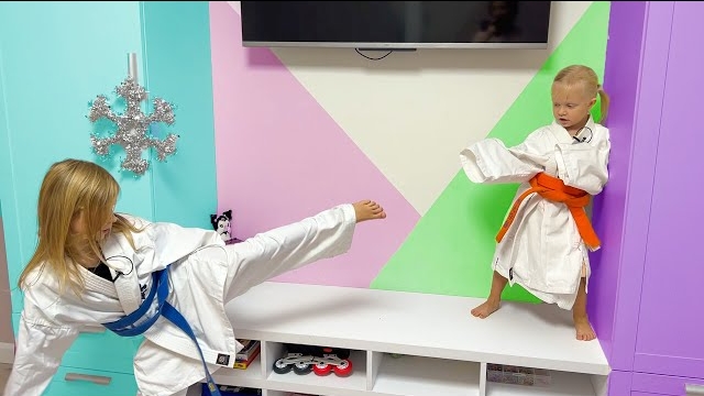 СОФУНЬЯ ШАЛУНЬЯ - СОФИЯ И НИКИ ЗАНИМАЮТСЯ КАРАТЕ.