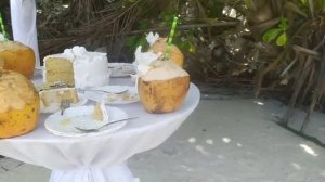 Торт и кокосы оставшиеся от молодожёнов!