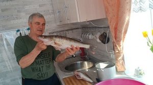 14.03.26. наконец то чудесная весенняя погода. Муж скидывает снег с крыши. Утро следующего дня.