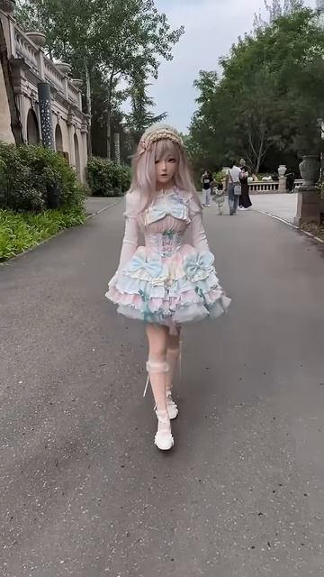 Кигуруми-кукла гуляет по парку.