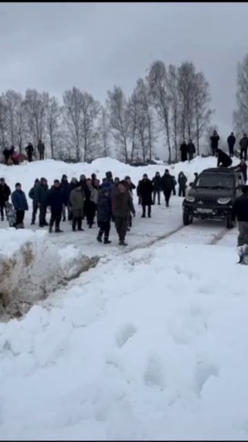 УАЗ Патриот пробивает метровый сугроб на фестивале Заезд по снежной целине 2026