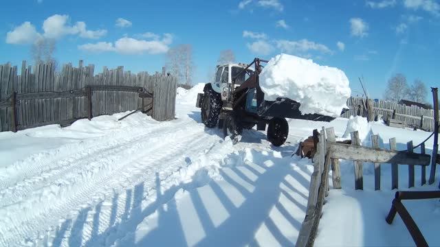 Зима за дверь, во дворе капель. Расчищаю мокрый снег ЮМЗ. Скользкая работа 13 марта