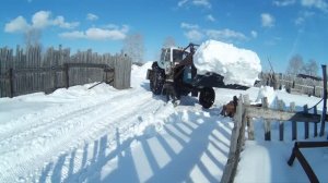 Зима за дверь, во дворе капель. Расчищаю мокрый снег ЮМЗ. Скользкая работа 13 марта