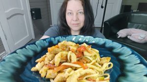 Мукбанг  Удон с курицей и овощами в соусе терияки.