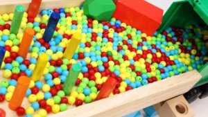 Залипательное видео с горкой и пульками детям. Используем:пульки,горку, шарики.#дети#видеодлядетей