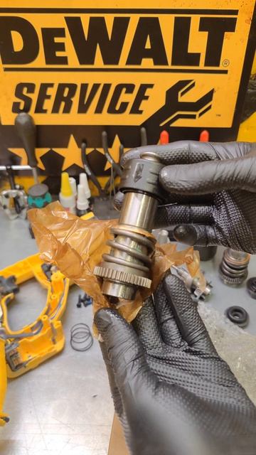 Проворачивается бур у перфоратора DeWALT DCH133 #деволт #tools #dewalt