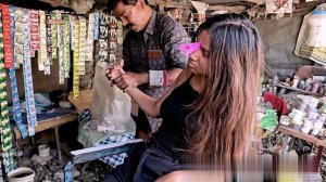 Уличный парикмахер Мощный точечный массаж головы . Придорожный массаж