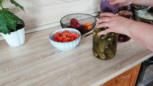 ДОСТАЛА СОЛЕНИЯ И ОТВАРИЛА КАРТОШКУ))