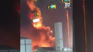 В США загорелся нефтеперерабатывающий завод...