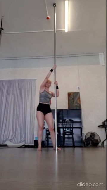 Шпагат грудью вверх на динамике (из серии "ПОТОМУ ЧТО МОГУ!..")