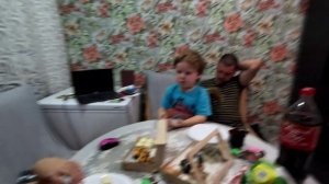 Йорк принимает душ, купили коптилку