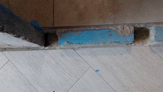 До проёма двери класть плитку или дальше