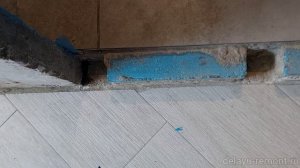 До проёма двери класть плитку или дальше