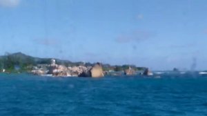 Подплываем на пароме к острову Ла Диг!