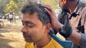Уличный парикмахер. Массаж головы очень быстро расслабляет, снимает стресс от индийского  массажа
