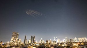 Иран запускает ракеты с кассетными боеприпасами по Израилю