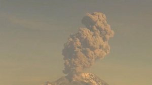 Появились кадры извержения вулкана Шивелуч на Камчатке.