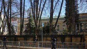 Здание нацистов в центре Москвы до сих пор принадлежит Киеву? В.В.Путин почему не мне? Нищему?