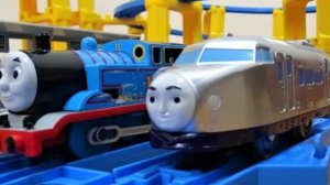 ПаровозикиТомас и его друзья.Изучают новую дорогу и учаться проезжать на подъемы.#дети#видеодлядетей