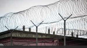 СМИ сообщили о возможном тюремном заключении снимавших ракетные атаки в ОАЭ туристов