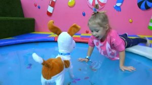 Макс и Настя играют на детской площадке⧸Max and Nastya play on the