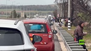 إسرائيليون يحتمون على جانب الطريق خلال الغارات الجوية