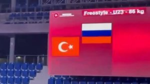 Украинский"борцун"психанул из-за победы россиянина и повернулся спиной к флагу России во время награ