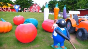 Настя рассказывает интересные сказки в парке и развле