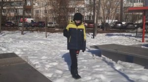 Савелий ходит в носках по снегу