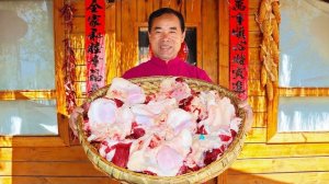 Из особого коровьего колена получается идеальное рагу. Тушу на дровах, оно такое ароматное