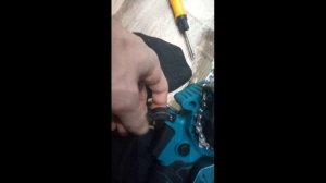 Как одеть цепь на электрической пиле?