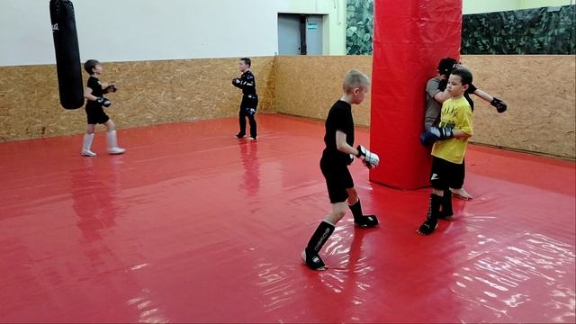 Отработка ударной комбинации с двумя партнерами