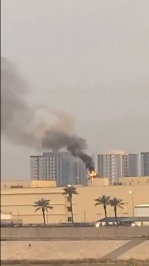‼️🇮🇷🇺🇸 Турель загорелась после атаки, над посольством США в Багдаде, столб дыма !!!