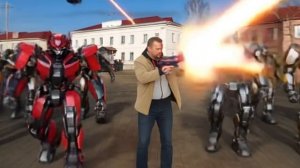 Идет с бластером и трансформерами мини