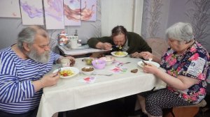 Все заняты делом Так вкусно кушаем что не можем ни о чем больше думать Вкуснейший обед семьи