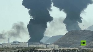 أعمدة من الدخان الأسود تتصاعد من منطقة ميناء الفجيرة الإماراتي