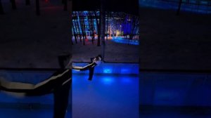 Девушка красиво катается на коньках